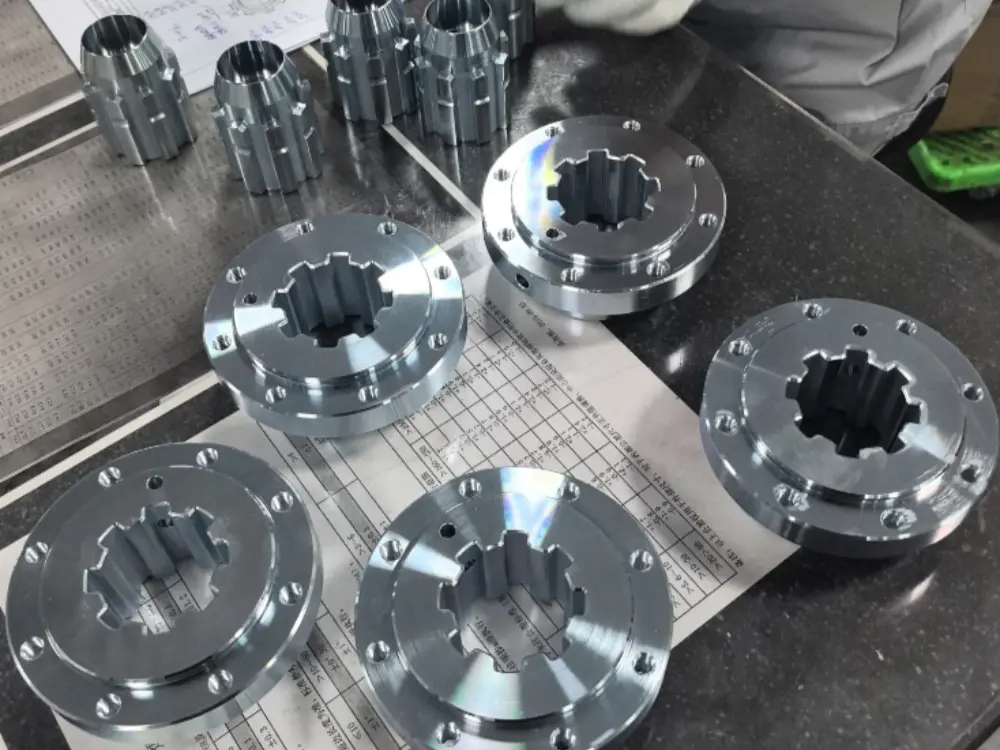 High-precision spline socket